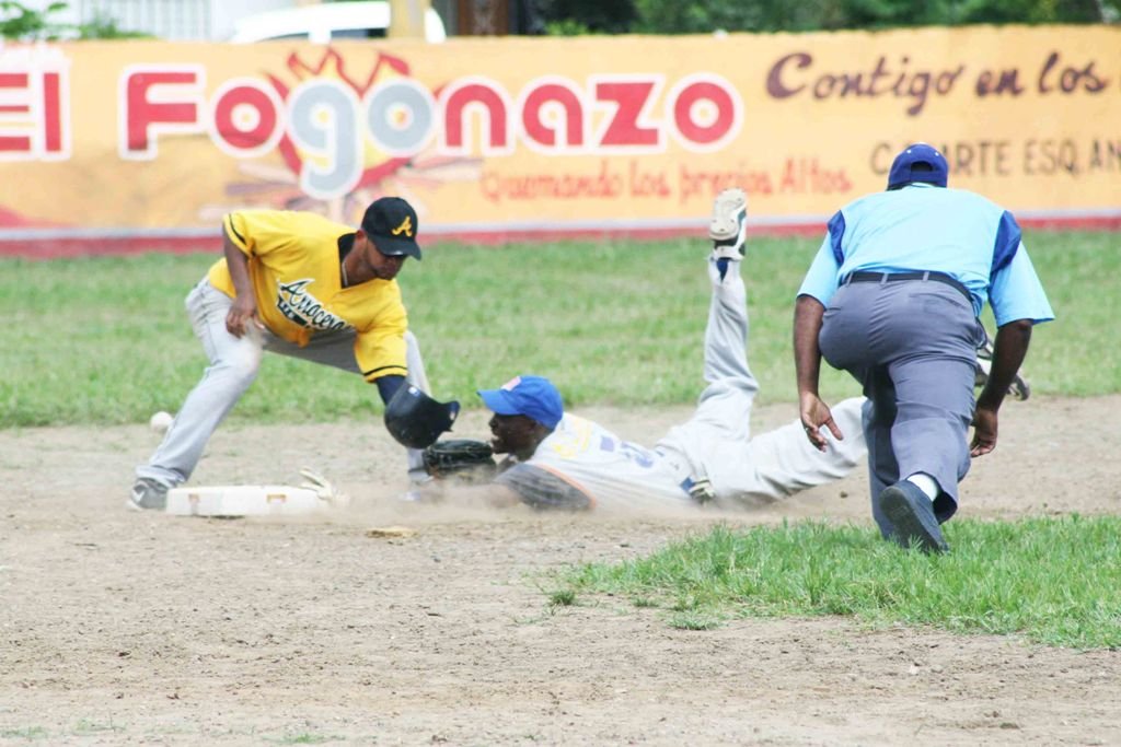 El jugador de los Metropolitanos Waily Bryan llega quieto a segunda